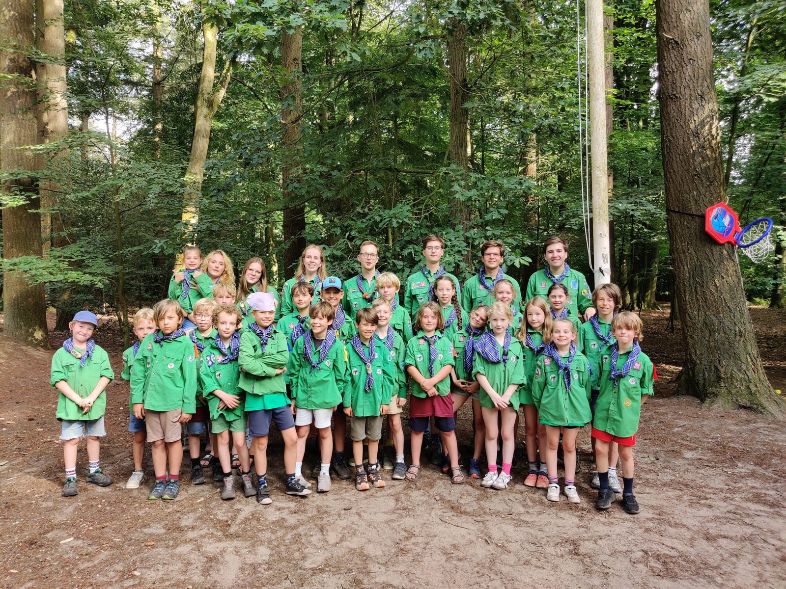 De groepsfoto aan het begin van het kamp