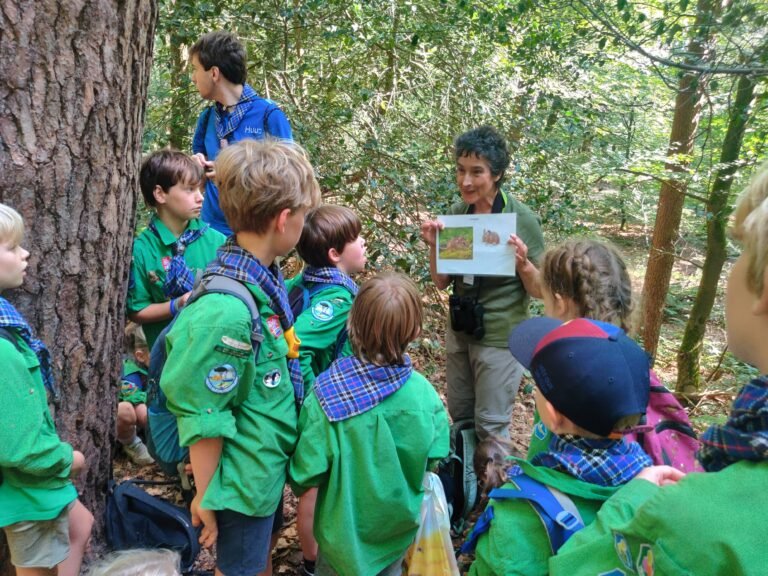 De Welpen bij de rondleiding in het bos met gids Sylvia